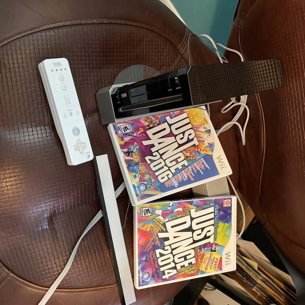 Nintendo Wii Black Console Bundle‎ With 2 Games. (4)